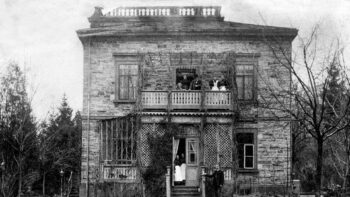 Haus der Familie Daimler in Cannstatt, Taubenheimstraße. Foto um 1895. In der Mitte auf dem Balkon Gottlieb Daimler, daneben vermutlich seine zweite Ehefrau Lina Daimler. (Fotosignatur der Mercedes-Benz Classic Archive: 2008DIG2509)