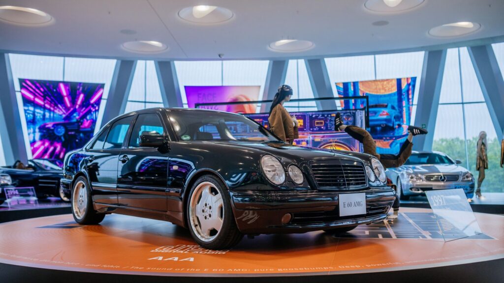 Mercedes-Benz E 60 AMG W210 in der Sonderausstellung „Youngtimer“ im Mercedes-Benz Museum