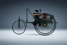 Benz Patent-Motorwagen. Authentische Nachfertigung des ersten Automobils der Welt aus dem Jahr 1886. Studioaufnahme von links aus dem Jahr 2025.