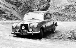 Rallye Monte Carlo, 15. bis 23. Januar 1956. Walter Schock und Rolf Moll (Startnummer 241) mit einem Mercedes-Benz 220 a (W 180), w&auml;hrend einer Sonderpr&uuml;fung bei La Turbie. Das Duo belegt den zweiten Platz. (Fotosignatur der Archive von Mercedes-Benz Classic: R9734)