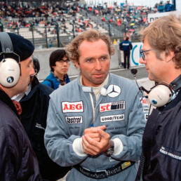 480 Kilometer in Suzuka, 8. April 1990. Boxengespräch: Teamchef Peter Sauber (links), Rennfahrer Jochen Mass und Sauber-Konstrukteur Leo Ress. (Fotosignatur der Archive von Mercedes-Benz Classic: A90F432)