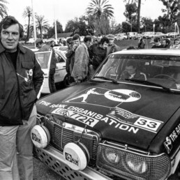 Rallye-Marathon London–Sydney, 12. August bis 28. September 1977. Andrew Cowan, Sieger des über eine Distanz von 30.000 Kilometern führenden Marathons, vor seinem Mercedes-Benz 280 E (Startnummer 33). (Fotosignatur der Archive von Mercedes-Benz Classic: R15689)