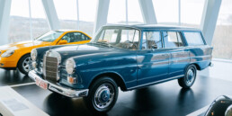 Mercedes-Benz 200 D „Universal“ der Baureihe W 110. Foto von 2024 aus dem Mercedes-Benz Museum, Ausstellung „Alltagshelden“. Foto: Thomas Niedermüller. (Fotosignatur der Archive von Mercedes-Benz Classic: D830864)