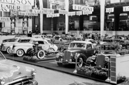 Mercedes-Benz 300 S Cabriolet (W 188), links neben dem Fahrgestell. Foto vom Pariser Autosalon 1951. (Fotosignatur der Archive von Mercedes-Benz Classic: 1992M2942)