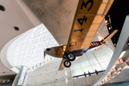 Klemm-Daimler Leichtflugzeug L 20 im Mercedes-Benz Museum. Raum Mythos 3: Umbr&uuml;che &ndash; Diesel und Kompressor. Das Exponat ist dem &bdquo;Kamerad&ldquo; des Freiherrn von Koenig-Warthausen nachgestaltet, den dieser f&uuml;r seine Weltumrundung nutzte. (Fotosignatur der Archive von Mercedes-Benz Classic: D516271)