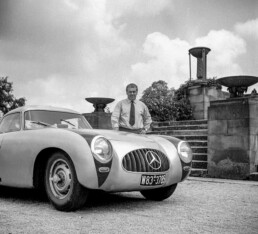 Rudolf Uhlenhaut, 1906 bis 1989. Foto mit dem Mercedes-Benz 300 SL Rennsportwagen (W 194) auf dem Stuttgarter Rotenberg aus dem Jahr 1953. (Fotosignatur der Archive von Mercedes-Benz Classic: 53087-1)