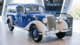 Mercedes-Benz 170 V Kasten-Lieferwagen mit „Sindelfinger Karosserie“ von 1952, ehemaliges Servicefahrzeug des Mercedes-Benz Kundendienstes in der Schweiz. Foto aus der Sonderausstellung „130 Jahre Nutzfahrzeuge“ des Mercedes-Benz Museums. Gesamtansicht von rechts vorn. Foto: Thomas Niedermüller. (Fotosignatur der Archive von Mercedes-Benz Classic: D888947)