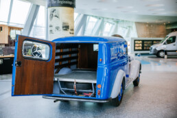 Mercedes-Benz 170 V Kasten-Lieferwagen mit „Sindelfinger Karosserie“ von 1952, ehemaliges Servicefahrzeug des Mercedes-Benz Kundendienstes in der Schweiz. Foto aus der Sonderausstellung „130 Jahre Nutzfahrzeuge“ des Mercedes-Benz Museums. Gesamtansicht von hinten mit geöffneter Hecktür. Foto: Thomas Niedermüller. (Fotosignatur der Archive von Mercedes-Benz Classic: D888960)