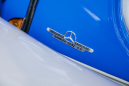 Mercedes-Benz 170 V Kasten-Lieferwagen mit „Sindelfinger Karosserie“ von 1952, ehemaliges Servicefahrzeug des Mercedes-Benz Kundendienstes in der Schweiz. Foto aus der Sonderausstellung „130 Jahre Nutzfahrzeuge“ des Mercedes-Benz Museums. Detailaufnahme der Plakette „Sindelfinger Karosserie“. Foto: Thomas Niedermüller. (Fotosignatur der Archive von Mercedes-Benz Classic: D888946)