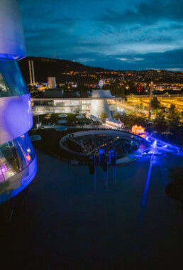 Open Air Kino am Mercedes-Benz Museum. Foto aus dem Jahr 2025. Foto: Elias Hoh. (Fotosignatur der Archive von Mercedes-Benz Classic: D867452)