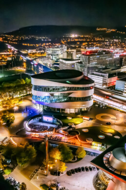 Open Air Kino am Mercedes-Benz Museum. Foto aus dem Jahr 2024. Foto: Thomas Niedermüller. (Fotosignatur der Archive von Mercedes-Benz Classic: D843230)