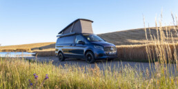Der neue Mercedes-Benz Marco Polo gefertigt im Mercedes-Benz Werk in Ludwigsfelde – Sodalithblau metallic, MBUX Multimediasystem, Widescreen Cockpit, Polster Leder Lugano schwarz, Camper-Umfänge u.a. Markise, Kleiderschrank, Küchenzeile mit Klapptisch, Drehbare Fahrer- und Beifahrersitze, Sitzliegebank, Aufstelldach mit Dachbett, MBAC Camper-Bedieneinheit (Ausgewählte Features erst im Jahresverlauf 2026 erhältlich; Landesspezifische Vorschriften zum Wildcampen sind zu beachten, Aufnahmen auf Privatgrundstücken entstanden)