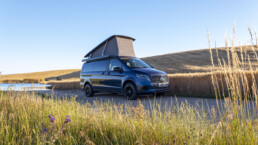 Der neue Mercedes-Benz Marco Polo gefertigt im Mercedes-Benz Werk in Ludwigsfelde – Sodalithblau metallic, MBUX Multimediasystem, Widescreen Cockpit, Polster Leder Lugano schwarz, Camper-Umfänge u.a. Markise, Kleiderschrank, Küchenzeile mit Klapptisch, Drehbare Fahrer- und Beifahrersitze, Sitzliegebank, Aufstelldach mit Dachbett, MBAC Camper-Bedieneinheit (Ausgewählte Features erst im Jahresverlauf 2026 erhältlich; Landesspezifische Vorschriften zum Wildcampen sind zu beachten, Aufnahmen auf Privatgrundstücken entstanden)