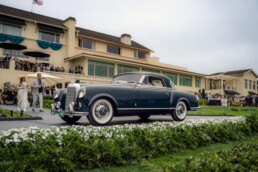 Pebble Beach Concours d’Elegance 2026. Ein Mercedes-Benz 300 Sc Pinin Farina Coupé von 1956 aus privater Hand erhielt den „Mercedes-Benz Star of Excellence Award“. Den Award überreichte Michael Kunz, Leiter Mercedes-Benz Classic Center Long Beach. Foto: David Stegmaier.