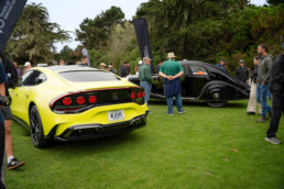 Design, Performance und Innovation: Mercedes-Benz 320 Stromlinienlimousine (W 142, 1938) und Mercedes-AMG GT 4-Türer Coupé bei „Legends of the Autobahn“ der Pebble Beach Automotive Week 2026. Foto: Jensen Larson.