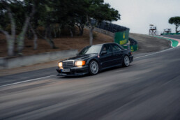 Moderne Hochleistungstradition: Mercedes-Benz 190 E 2.5-16 Evolution II (W 201, 1990) auf der Rennstrecke von Laguna Seca während der Pebble Beach Automotive Week 2026. Foto: Jensen Larson.