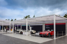 Mercedes-Benz auf der Pebble Beach Automotive Week 2026: das „Auction House“ innerhalb der Markenpräsenz Star Lounge. Foto: Jensen Larson.