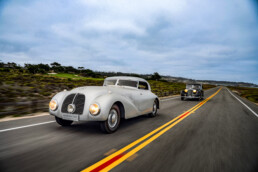 Ästhetik der Geschwindigkeit: Mercedes-Benz 540 K Stromlinienwagen (W 29, 1938, vorne) und 320 Stromlinienlimousine (W 142, 1938) auf dem 17-Mile-Drive. Aufnahme während der Pebble Beach Automotive Week 2026. Foto: Jensen Larson.