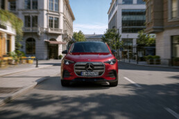 Der neue elektrische Mercedes-Benz GLA. Exterieur: MANUFAKTUR Patagonienrot Metallic Interieur: ARTICO man-made leather/MICROCUT microfibre black