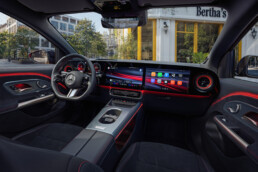 Der neue elektrische Mercedes-Benz GLA. Exterieur: MANUFAKTUR Patagonienrot Metallic Interieur: ARTICO man-made leather/MICROCUT microfibre black