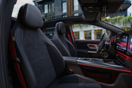 Der neue elektrische Mercedes-Benz GLA. Exterieur: MANUFAKTUR Patagonienrot Metallic Interieur: ARTICO man-made leather/MICROCUT microfibre black