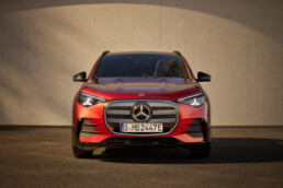 Der neue elektrische Mercedes-Benz GLA. Exterieur: MANUFAKTUR Patagonienrot Metallic Interieur: ARTICO man-made leather/MICROCUT microfibre black