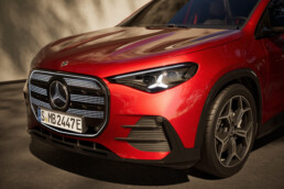 Der neue elektrische Mercedes-Benz GLA. Exterieur: MANUFAKTUR Patagonienrot Metallic Interieur: ARTICO man-made leather/MICROCUT microfibre black