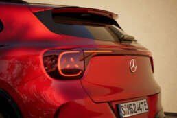 Der neue elektrische Mercedes-Benz GLA. Exterieur: MANUFAKTUR Patagonienrot Metallic Interieur: ARTICO man-made leather/MICROCUT microfibre black