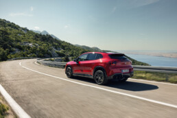 Der neue elektrische Mercedes-Benz GLA. Exterieur: MANUFAKTUR Patagonienrot Metallic Interieur: ARTICO man-made leather/MICROCUT microfibre black