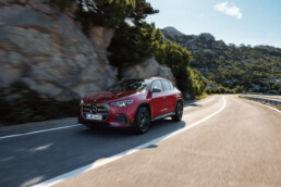 Der neue elektrische Mercedes-Benz GLA. Exterieur: MANUFAKTUR Patagonienrot Metallic Interieur: ARTICO man-made leather/MICROCUT microfibre black