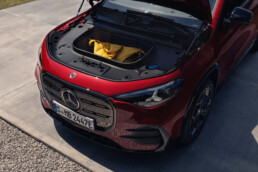 Der neue elektrische Mercedes-Benz GLA. Exterieur: MANUFAKTUR Patagonienrot Metallic Interieur: ARTICO man-made leather/MICROCUT microfibre black