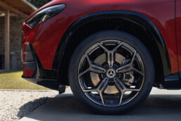 Der neue elektrische Mercedes-Benz GLA. Exterieur: MANUFAKTUR Patagonienrot Metallic Interieur: ARTICO man-made leather/MICROCUT microfibre black