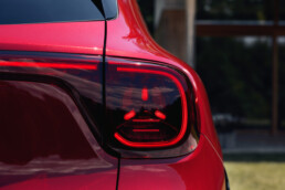 Der neue elektrische Mercedes-Benz GLA. Exterieur: MANUFAKTUR Patagonienrot Metallic Interieur: ARTICO man-made leather/MICROCUT microfibre black