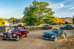 Mercedes-Benz Classic beim Concours of Elegance at Hampton Court Palace. Foto aus dem Jahr 2026. Von links nach rechts: Mercedes-Benz 300 Sc Roadster (W 188), Mercedes-Maybach SL 680 Monogram Series (R 232), Mercedes-Benz 300 SL „Flügeltürer“-Coupé (W 198) und Mercedes-Benz S 500 4MATIC Langversion (Baureihe 223). Foto: Craig Pusey.