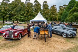 Mercedes-Benz Classic beim Concours of Elegance at Hampton Court Palace. Foto aus dem Jahr 2026. Stand von Mercedes-Benz, dem „Celebrated Manufacturer of the Year“. Fahrzeuge von links nach rechts: Mercedes-Maybach SL 680 Monogram Series (R 232), Mercedes-Benz 300 Sc Roadster (W 188), detailgetreue Nachfertigung des Benz Patent-Motorwagens von 1886, Mercedes-Benz 300 SL „Flügeltürer“-Coupé (W 198) und Mercedes-Benz S 500 4MATIC Langversion (Baureihe 223). Foto: Craig Pusey.