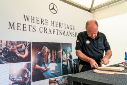 Mercedes-Benz Classic beim Concours of Elegance at Hampton Court Palace. Foto aus dem Jahr 2026. Ausführung von Sattlerarbeiten durch die Experten des Mercedes-Benz Classic Centers in der gemeinsamen Schauwerkstatt mit Henry Poole & Co. Foto: Craig Pusey.
