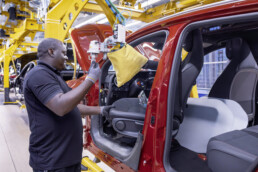 Der GLA ist ein weiteres Modell der neuen Fahrzeuggeneration, das in Rastatt produziert wird. Das Werk festigt so seine Rolle als Kompetenzzentrum für die Produktion von Fahrzeugen des Kompaktsegments.