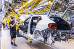 Das Mercedes-Benz Werk Rastatt produziert seit 1992 und ist mit rund 7.000 Beschäftigten der größte Arbeitgeber der Region. Gefertigt wird antriebsflexibel: Hybride und vollelektrische Fahrzeuge laufen auf derselben Linie wie Fahrzeuge mit konventionellem Antrieb.