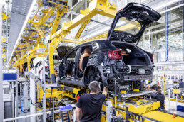 Aktuell wird der neue GLA in der Montagehalle 4.0 gebaut. Jetzt investiert Mercedes-Benz einen niedrigen dreistelligen Millionenbetrag in den Umbau der benachbarten Montagehalle 4.1, in der die Produktion des Modells ab 2027 erfolgen wird.