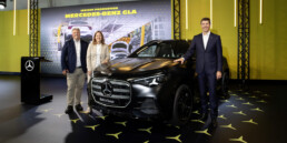 Im Rahmen des SOP-Events für den neuen Mercedes-Benz GLA kamen Vertreter aus Politik und Unternehmen im Werk Rastatt zusammen. Im Bild (von links nach rechts): Marco Zwick (Standortverantwortlicher und Leiter der Produktion des Mercedes-Benz Werks Rastatt), Monika Müller (Oberbürgermeisterin der großen Kreisstadt Rastatt) und Michael Schiebe (Mitglied des Vorstands der Mercedes Benz Group AG, verantwortlich für Produktion, Qualität und Supply Chain Management).