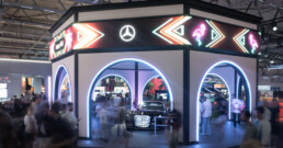 Zusammen mit Epic Games präsentiert die Marke mit dem Stern auf der gamescom den legendären Mercedes-Benz 190 E Evo II als Highlight. Er ist jetzt auch in Fortnite und Rocket League spielbar – und neben dem neuen Mercedes-Benz CLA und dem Mercedes-AMG GT 63 S 4-Türer Coupé das dritte in den Spielen verfügbare Mercedes-Benz Modell, (c) Epic 2025 Epic Games, Inc.