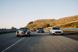 140 Years. 140 Places. Mercedes-Benz Classic Cars mit der neuen S-Klasse auf der Rennstrecke in Balcare, Argentinien. Balcare verbindet sich mit der argentinischen Motorsportlegende Juan Manuel Fangio. Eine besondere Runde mit der S-Klasse auf der Heimstrecke schafft einen eindrucksvollen, symbolträchtigen Moment. Mit Fangios originaler Rennausrüstung (Helm, Kleidung) auf dem traditionsreichen Renngelände der Familie Fangio